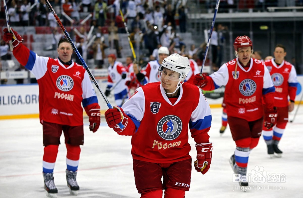 普京打冰球展硬汉本色 摔倒仍在追球