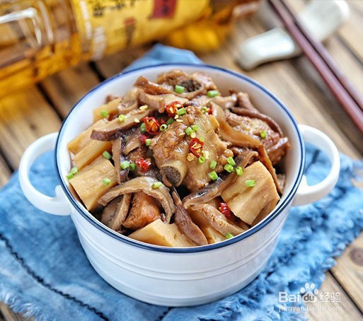 色泽诱人香气扑鼻的香菇莲藕焖排骨