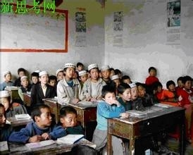 在翻转课堂教学中，教师应该如何进行行动研究？