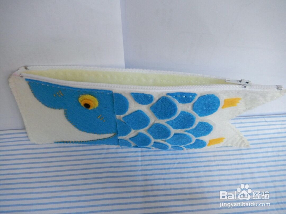 奶奶的巧手制作鲤鱼不织布笔袋