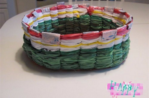 利用废塑料袋编织小篮子