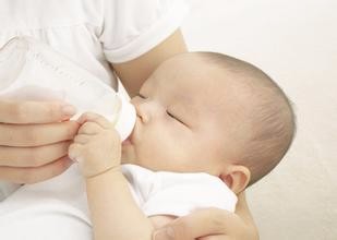 快来看看婴幼儿奶粉哪个好如何进行奶粉喂养?