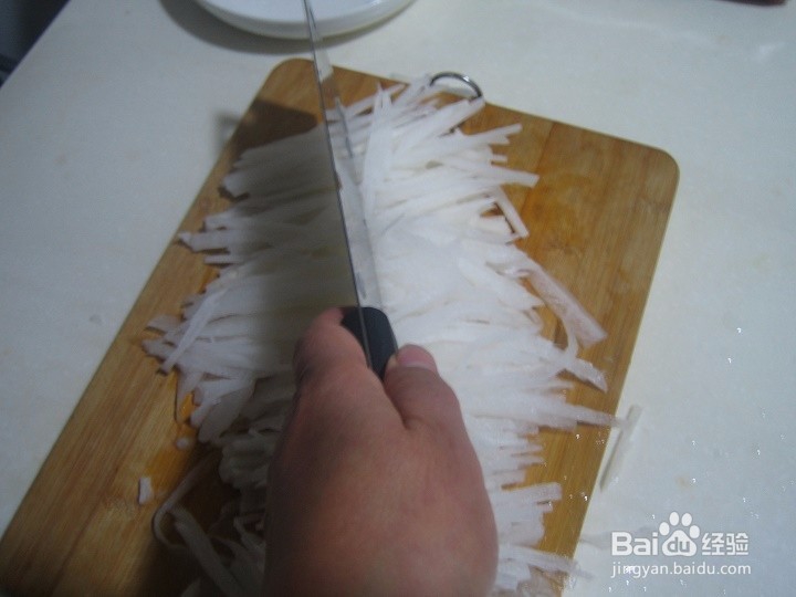 老年人怎样用刀来切白萝卜条