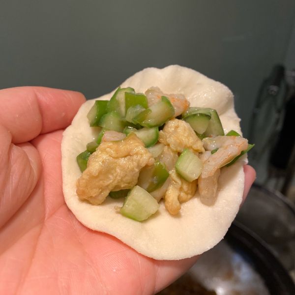 鸡蛋虾仁芦笋包子