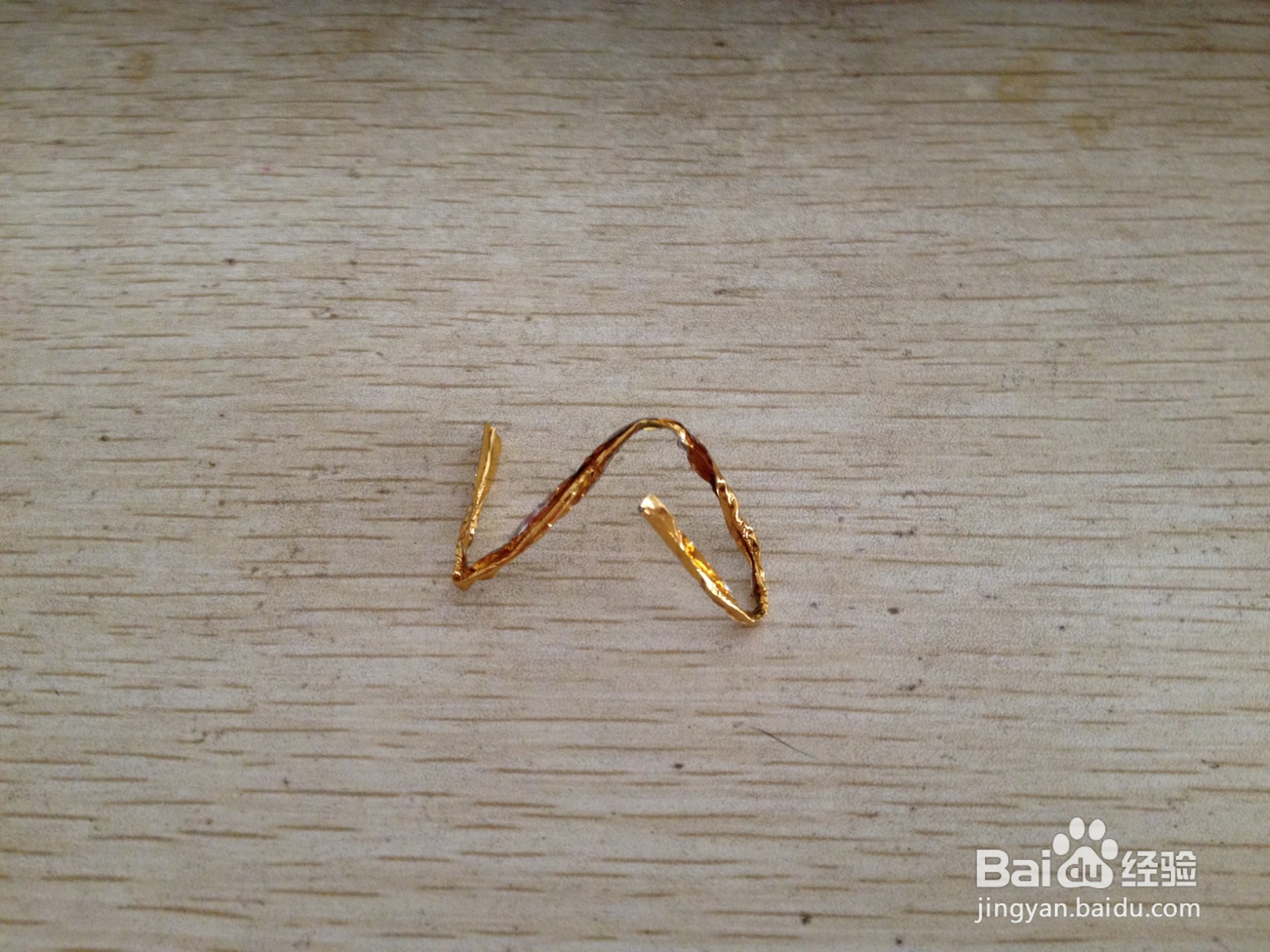 如果用一个面包袋的绑绳折出简易的钢笔的支架