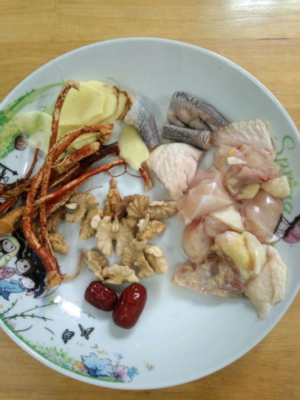 五指毛桃核桃炖鸡