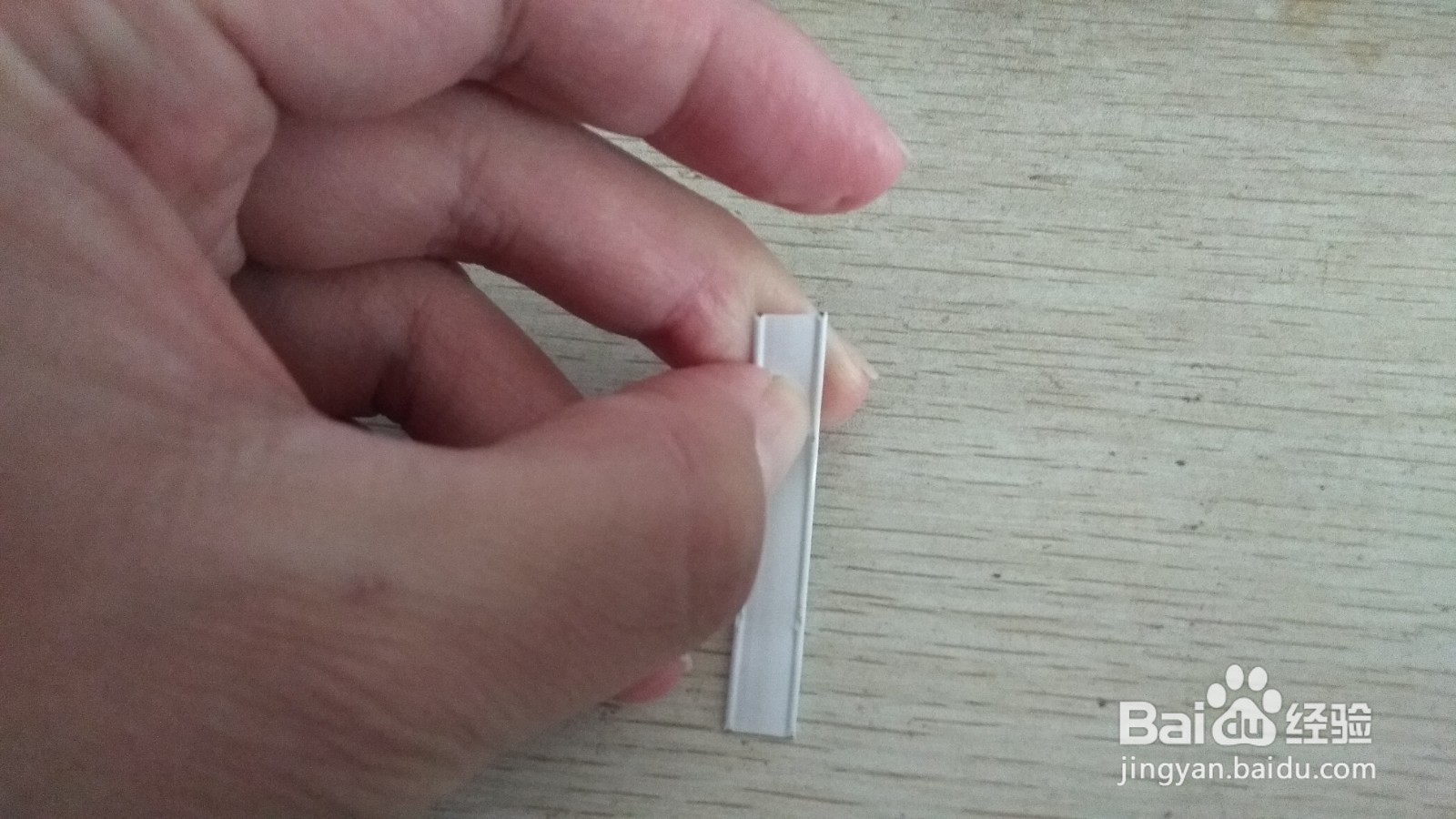 如何用长方形硬塑料做简易中性笔的支架