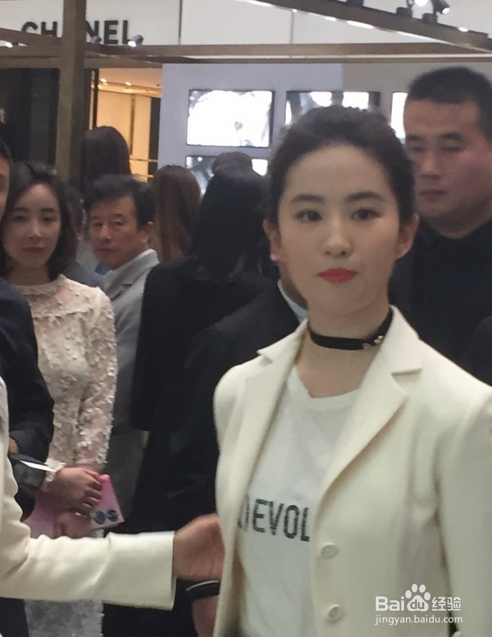 路人抓拍刘亦菲 无精修彷如青丘白浅般仙气十足
