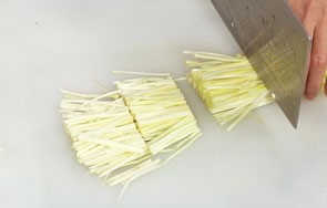 美味的韭黄香菇炒鸡丝