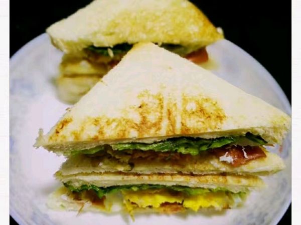 火腿鸡蛋三明治