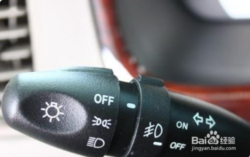 汽车掉头时,应开启左转向灯,并注意观察汽车前,后有无来车,然后再行