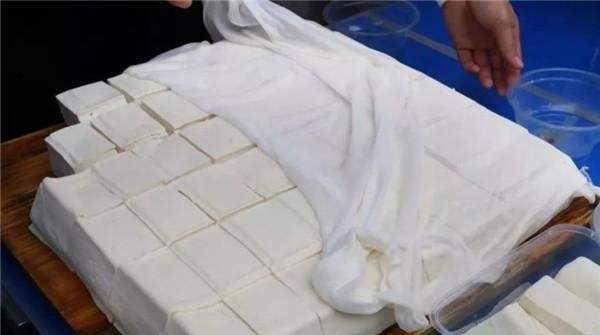 点豆花或做豆腐时需要在豆浆中加少量的什么