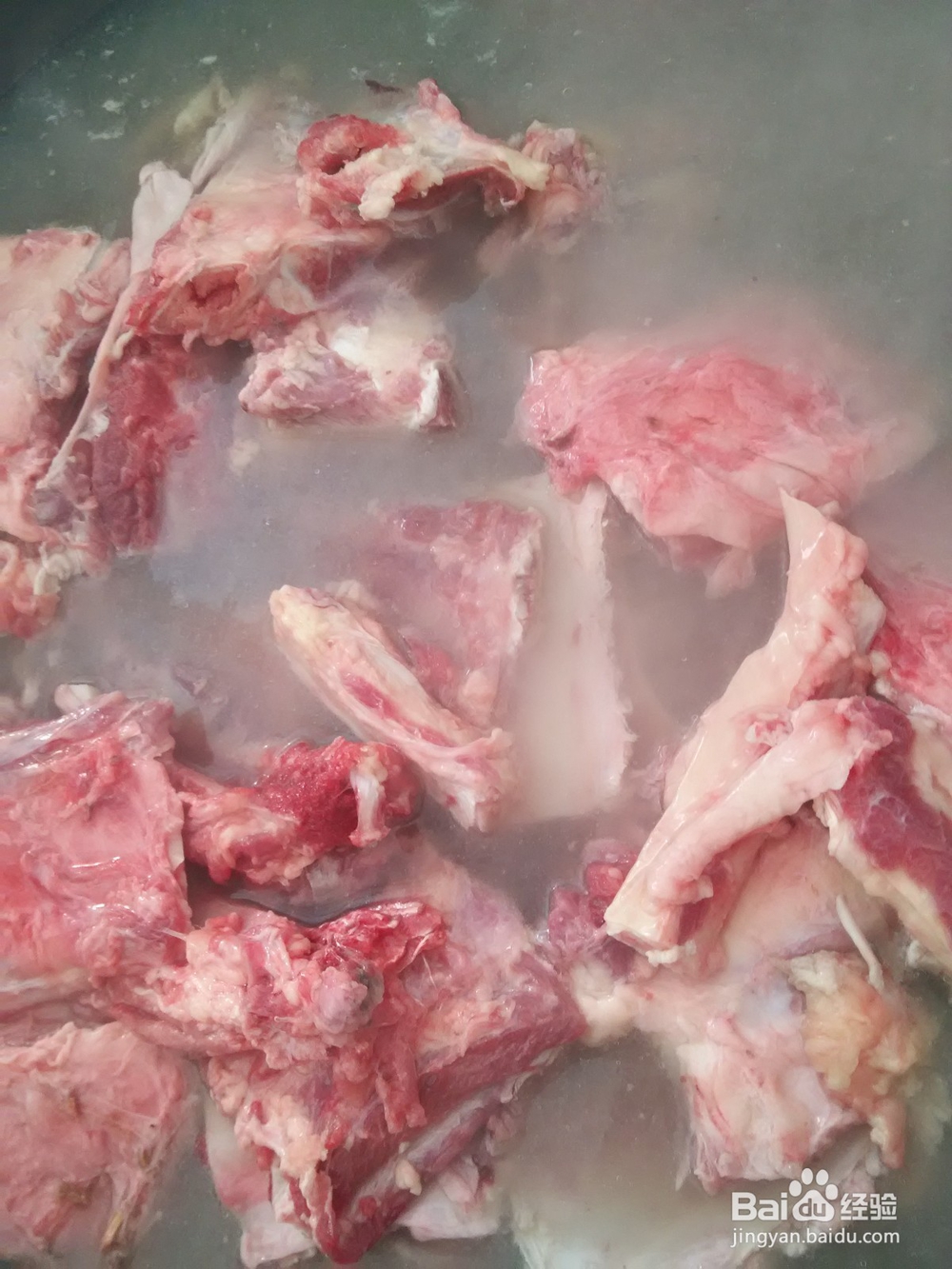 年夜饭；牛大骨炖萝卜，营养、美味