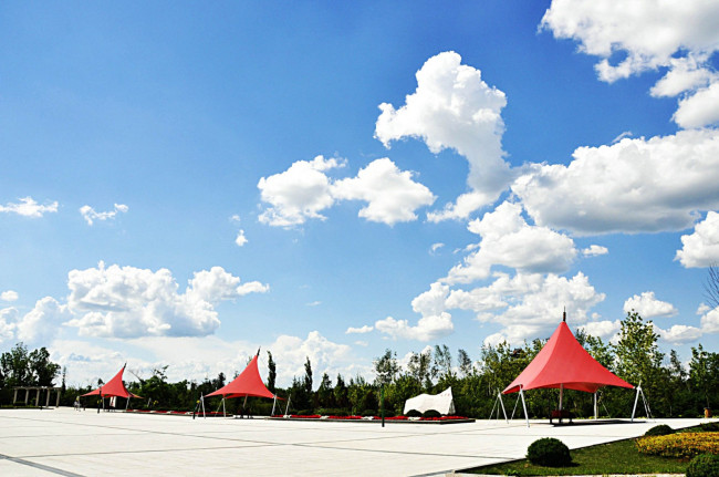 白云在天上飘着?还写得更生动