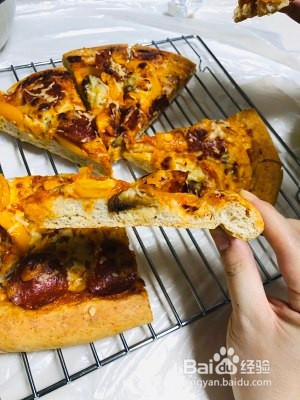 怎么做美味的萨拉米香肠披萨