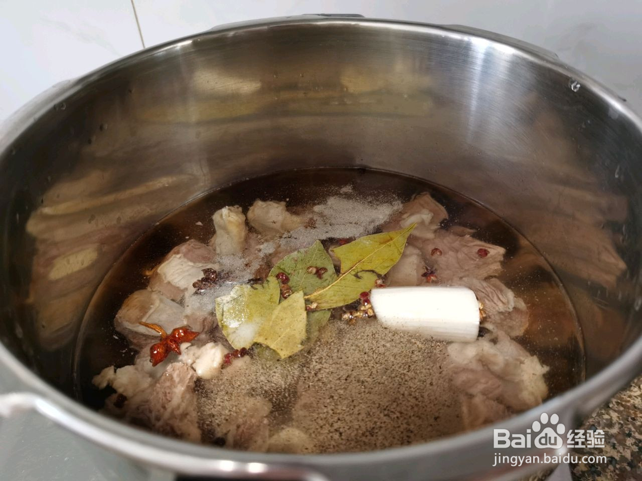 炖白萝卜牛腩汤冬季滋补的做法