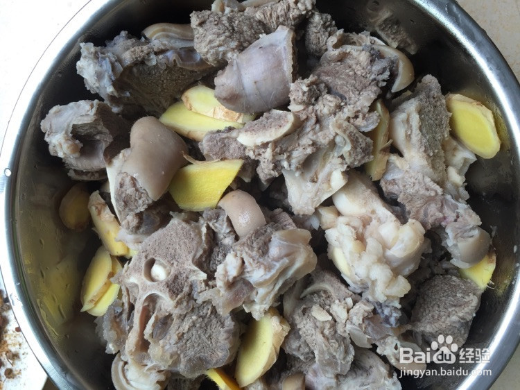 羊蝎子炖萝卜的做法