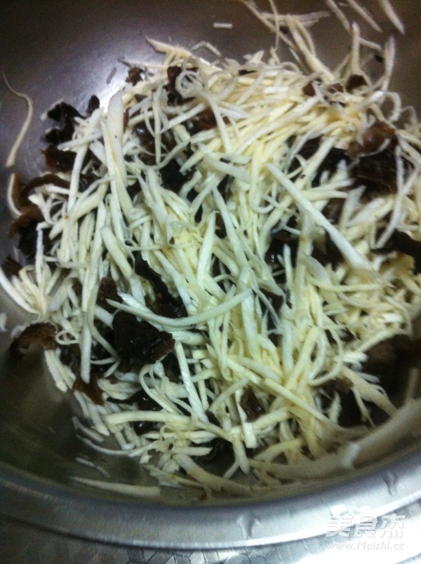 茭白拌木耳的做法