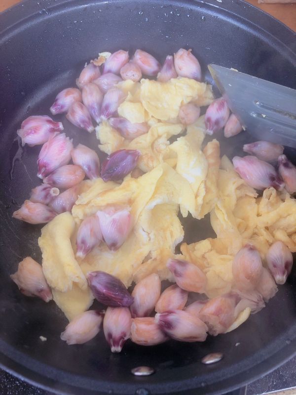 粉嫩木槿花炒蛋