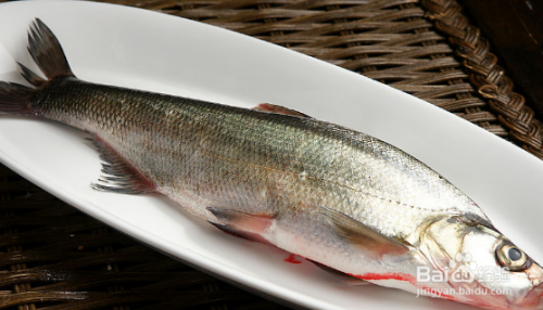 孩子吃鱼时如何预防鱼刺卡喉？