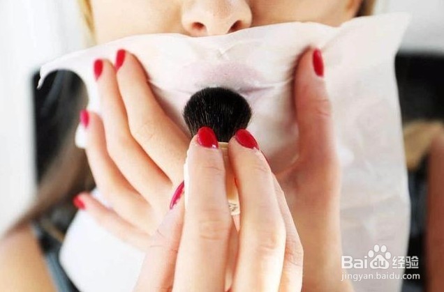 亲还在用传统方式涂口红吗？聪明女人这样涂