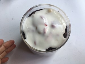 奥利奥草莓酸奶杯