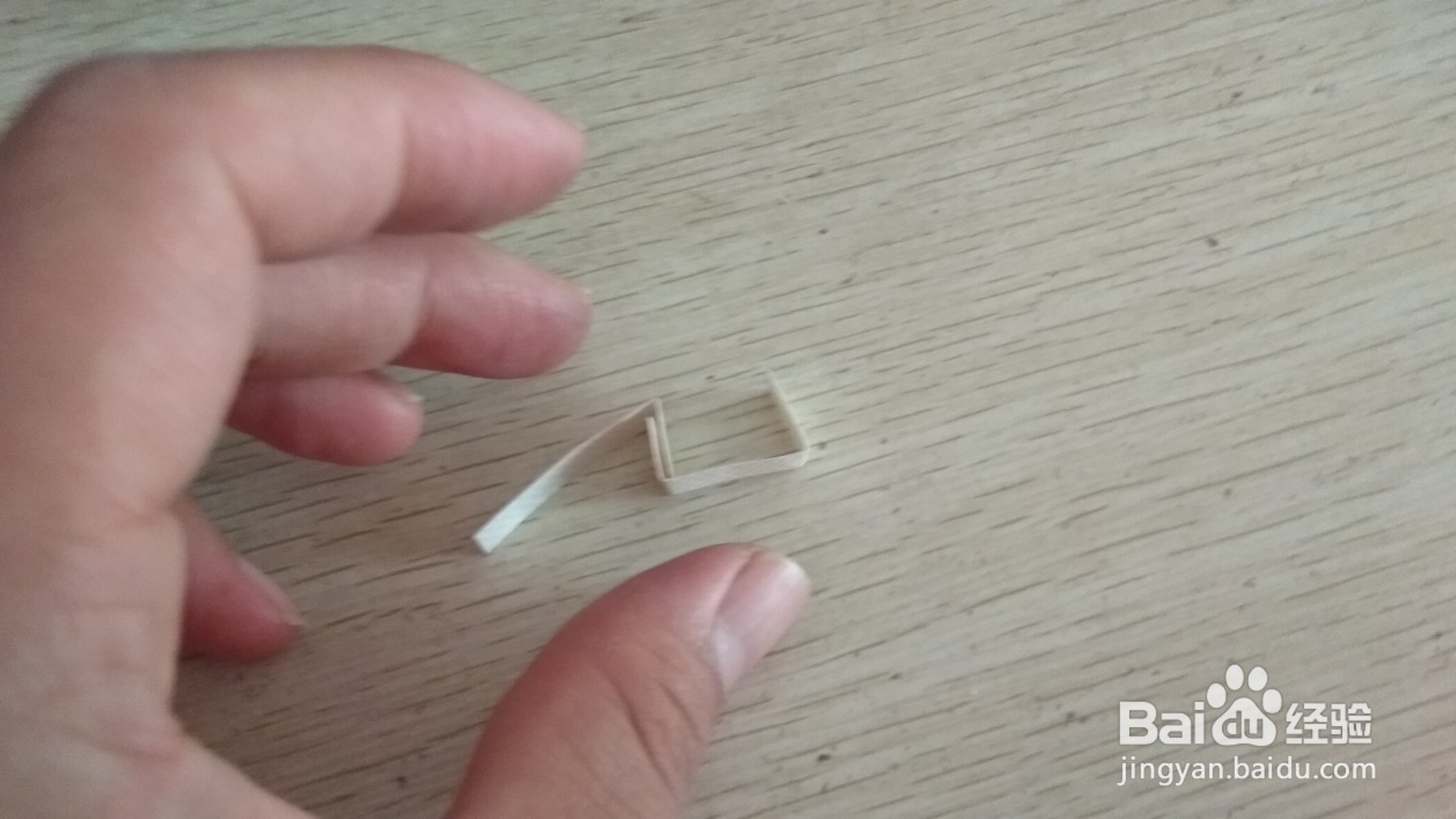 如何用两块小长方形水彩画纸做简易的手机支架