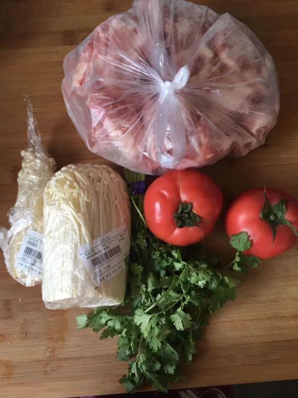 金针菇酸汤肥牛卷