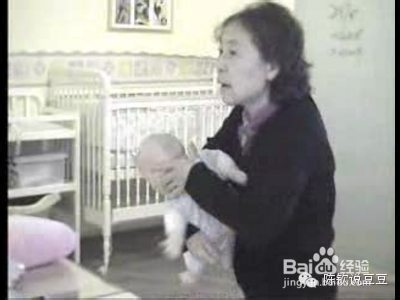 如何防止宝宝溢奶、呛奶