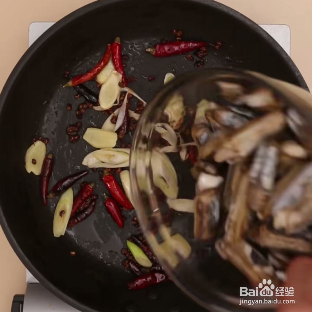 在家做麻辣葱姜炒蛏子教程