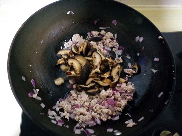 香菇肉末炒米粉