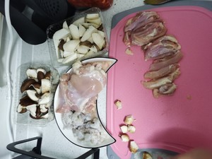 蘑菇鸡腿虾仁小酥肉的做法