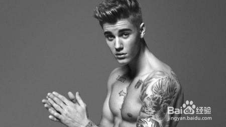 与教会密不可分？小贾斯汀最新穿搭，秋天爱穿这款棒球外套和破裤