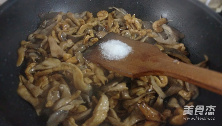 秘制鸡肉炒蘑菇