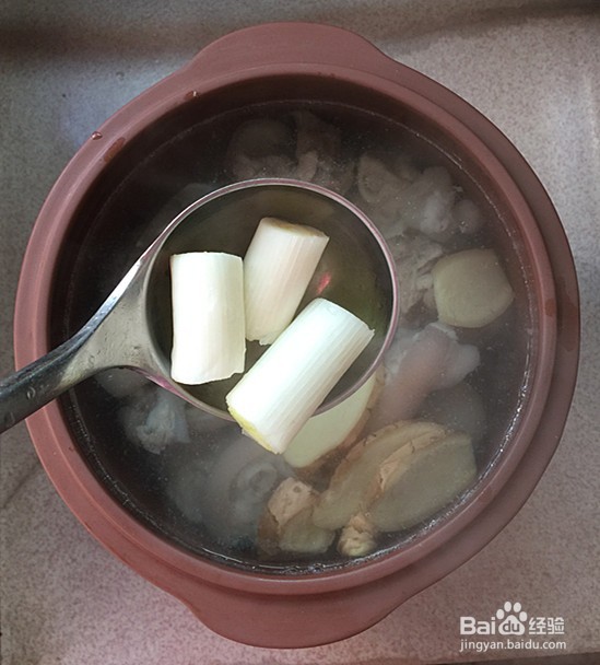 莲藕玉米煲猪蹄的做法
