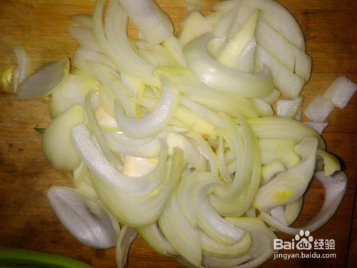 既能防治骨质疏松又能养颜补血的洋葱炒木耳