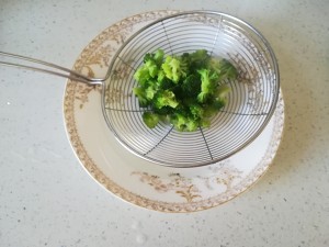 食补佳品凉拌西兰花的做法