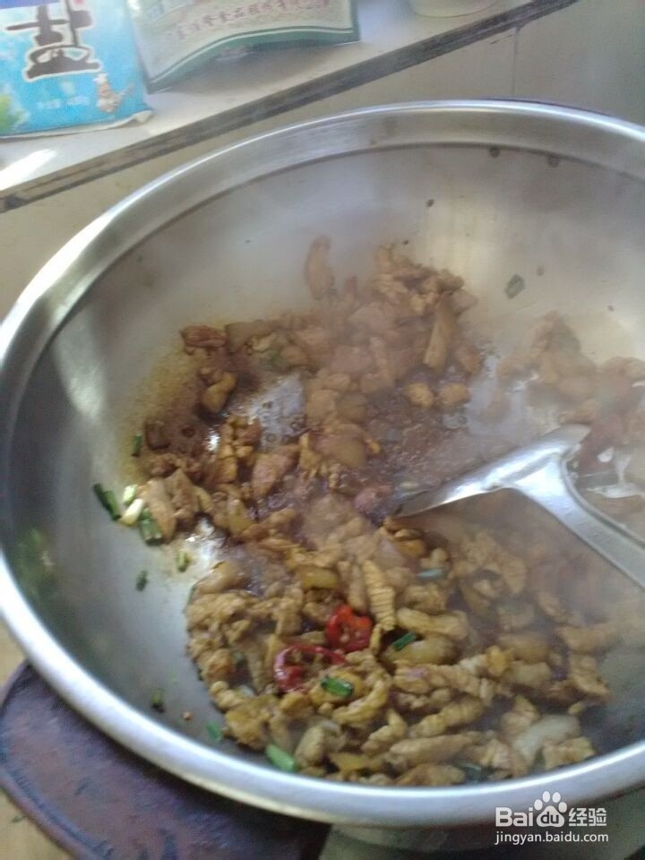 家常小菜：芹菜炒肉的做法