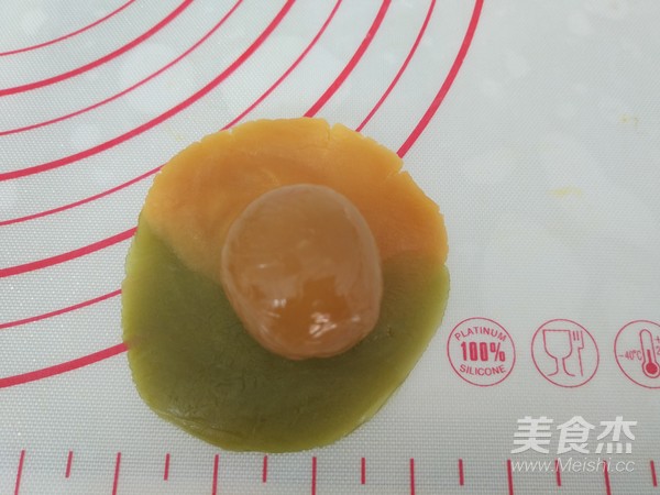 莲蓉馅桃山皮月饼