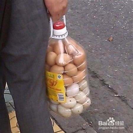 鸡蛋应该如何放入油桶?