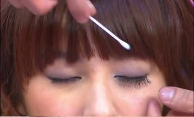 卸假睫毛的方法