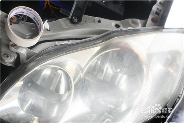 汽车大灯模糊了如何修复？