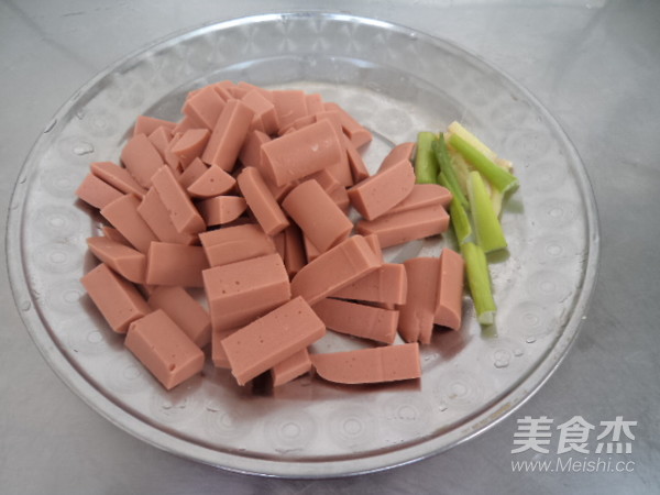 火腿炒芹菜的做法