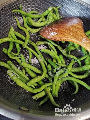 在家制作美味的烧椒皮蛋