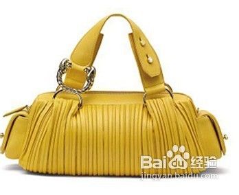 撞色女士包包的搭配方法