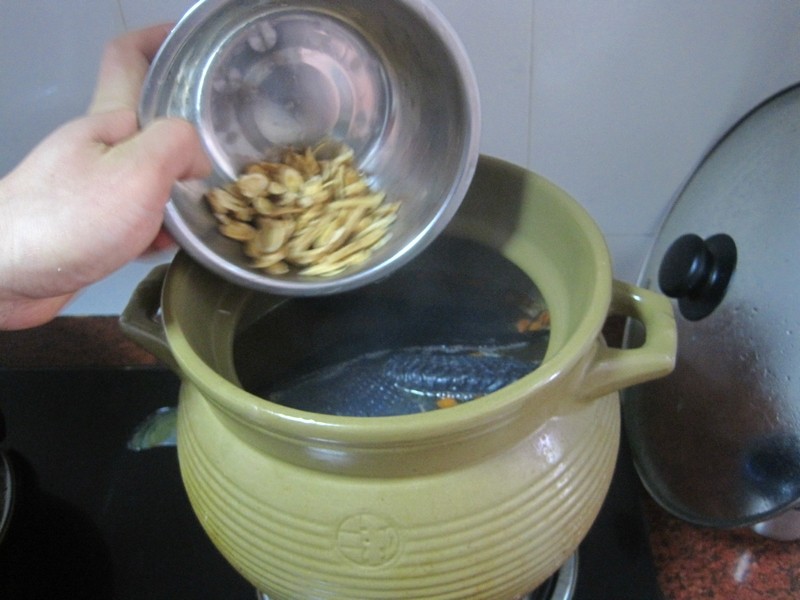 香味十足的乌鸡煲灵芝汤