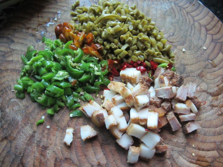 小炒咸菜腊肉丁怎么做好吃，看这个就能学会