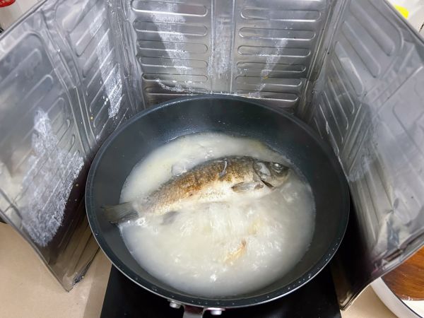 鲫鱼鱿鱼海鲜菇汤