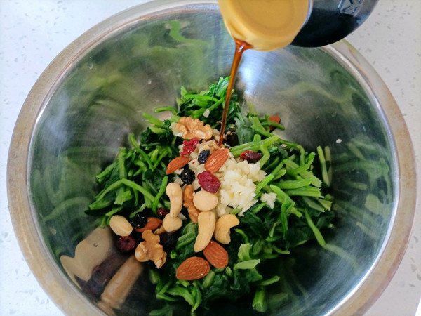 果仁菠菜捞汁拌