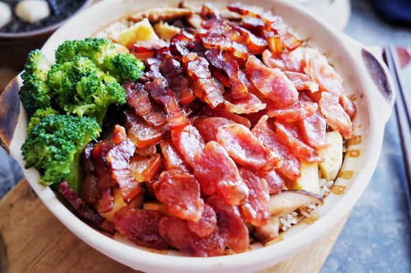 广式双拼腊味煲仔饭